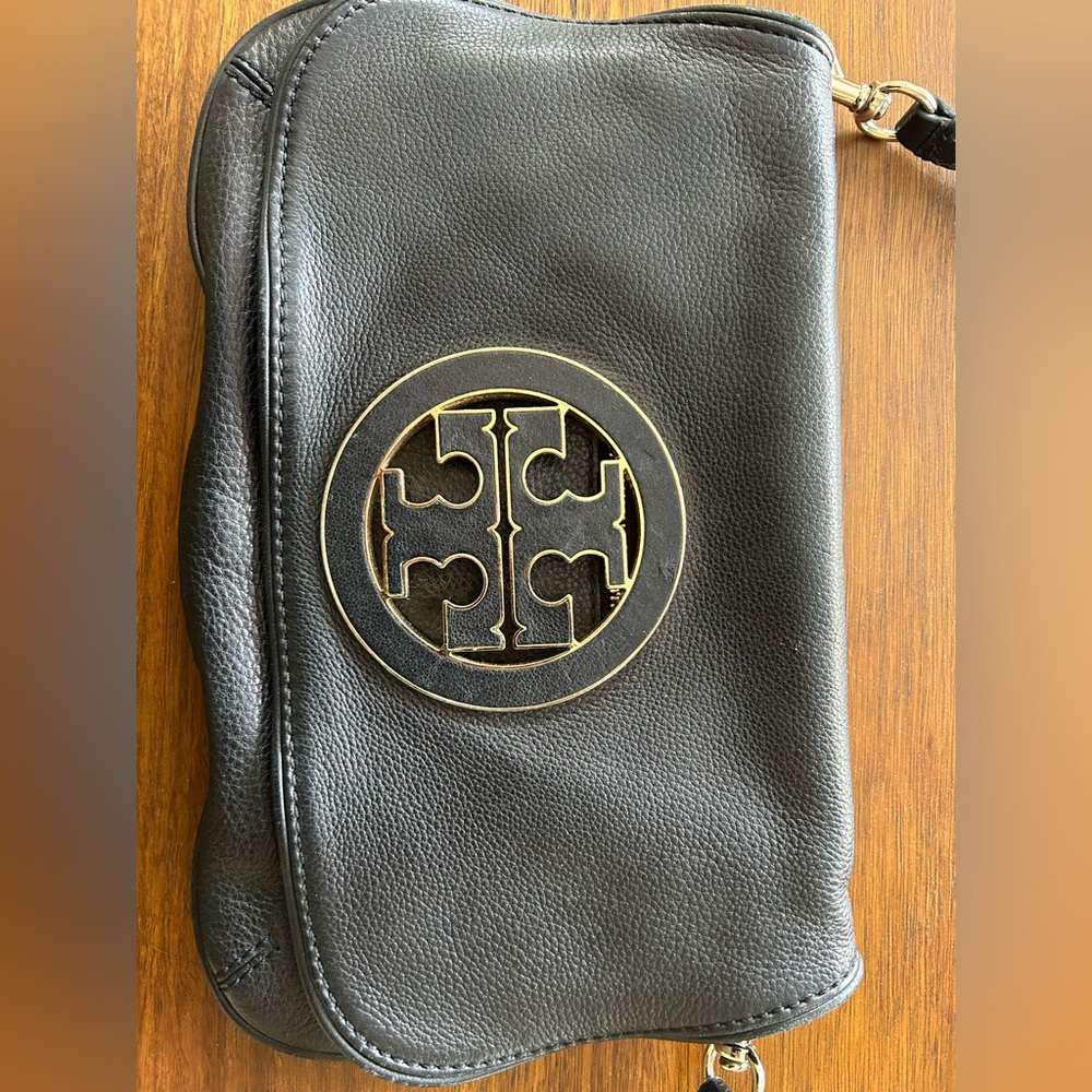 Tory Burch Black Leather Shoulder Bag with Gold Logo - Picture 2 of 6